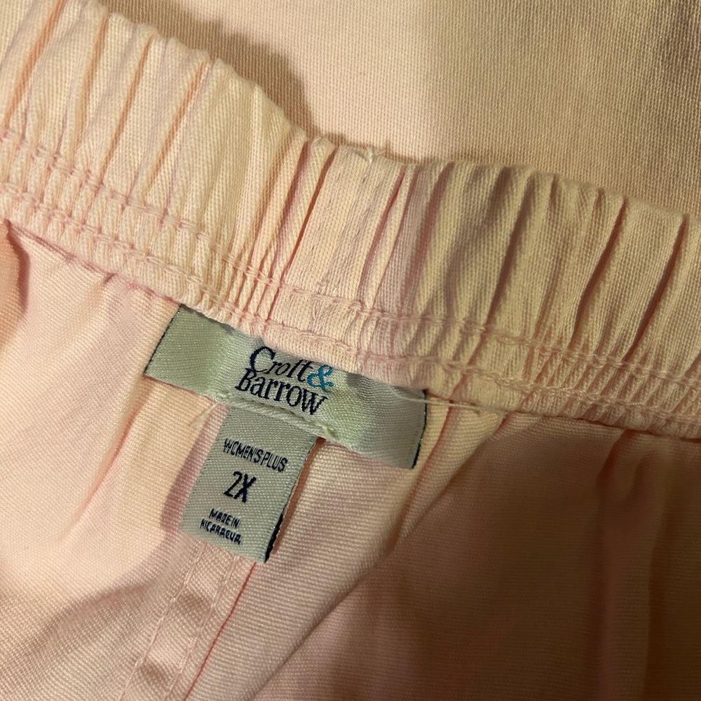 NWT women’s light pink color capris w/ cute design on the outer legs at the hem. - Picture 2 of 8
